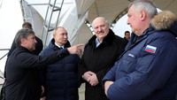 Kunjungan Putin bersama Presiden Belarusia Alexander Lukashenko ke Kosmodrom Vostochny itu diduga berkaitan dengan kerjasama antariksa antara Rusia dan Belarusia. Dalam kunjungannya itu, Putin juga sempat menyebut bahwa kosmonot Belarusia dapat diterbangkan ke antariksa mulai tahun depan. (Sputnik/Mikhail Klimentyev/Kremlin via REUTERS).