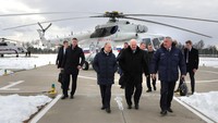 Presiden Rusia Vladimir Putin bersama Presiden Belarusia Alexander Lukashenko dan Direktur Jenderal Roscosmos Dmitry Rogozin mengunjungi Kosmodrom Vostochny yang berada di wilayah Amur, Rusia, Selasa (12/4/2022). Kemunculan Putin di depan publik menjawab berbagai spekulasi terkait kesehatan Presiden Rusia itu. (Sputnik/Mikhail Klimentyev/Kremlin via REUTERS).