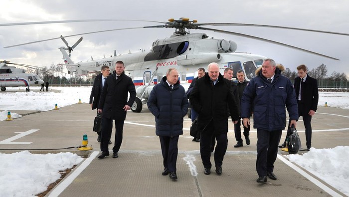 Presiden Rusia Vladimir Putin bersama Presiden Belarusia kunjungi fasilitas peluncuran roket antariksa. Kunjungan itu dilakukan di tengah perang Rusia-Ukraina.