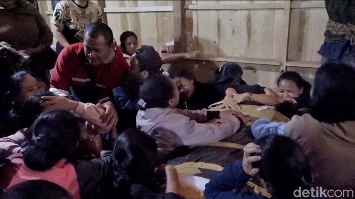 Saleno Lolo, tukang ojek korban kekejian KKB Papua tiba di rumah duka di Toraja Utara (detikSulsel/Adi)