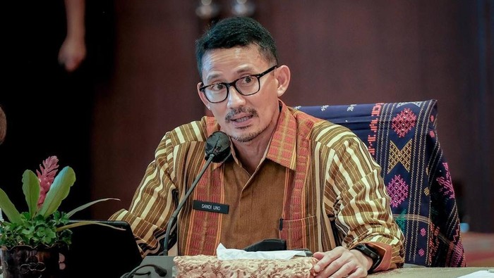 Sandiaga usai menghadiri rapat Pra Temu Bisnis untuk mempertemukan antara UMKM Ekonomi Kreatif dan Industri Hotel di Kota Medan dan Sekitarnya sekaligus pameran di Hotel Four Points by Sheraton Medan, Kamis (14/4/2022),