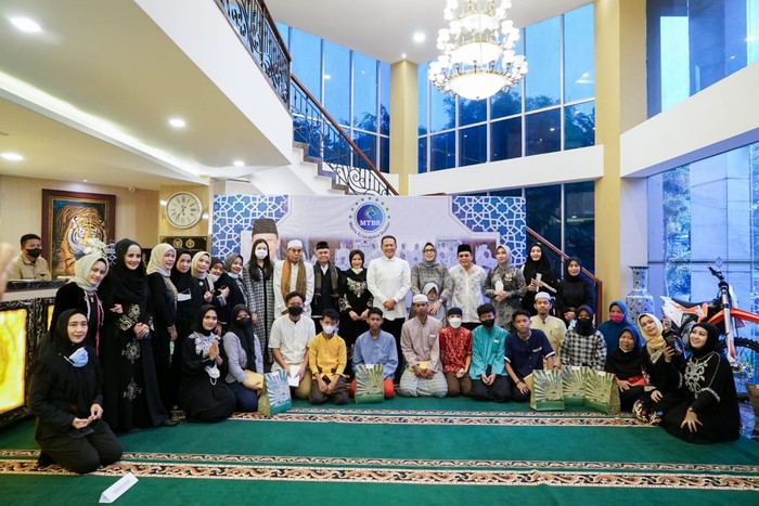 Ketua MPR RI sekaligus pendiri Majelis Talim Baitus Sholihin (MT-BS) Bambang Soesatyo mengadakan buka puasa bersama sekaligus memberikan santunan kepada anak yatim di Jakarta, Rabu (13/4).