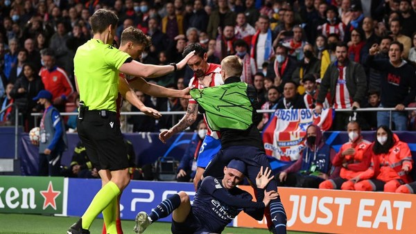 Foto: Savic Ngamuk ke Foden, Tanduk Sterling, Jambak Grealish