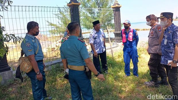 Sejumlah petugas masih kerepotan mengevakuasi belasan bangkai sapi yang mengambang di Pantai Camplong, Sampang