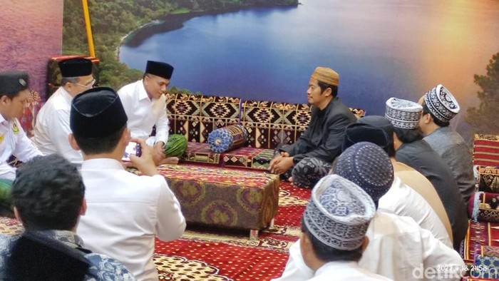 Sekjen PPP Arwani Thomafi mengunjungi Kampung Madinah di Desa Temboro, Kecamatan Karas. Ia meminta restu kiai di Ponpes Al Fatah terkait Pemilu 2024.