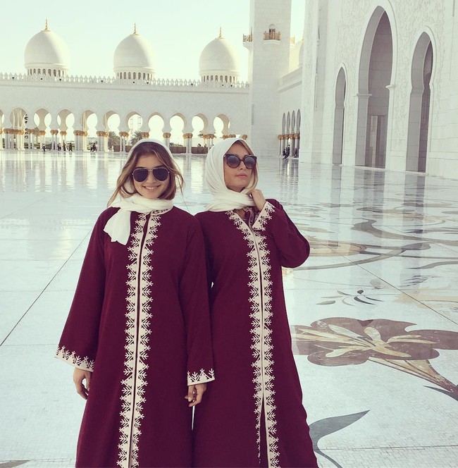 Paris Hilton juga pakai hijab ketika mengunjungi Abu Dhabi di 2016. Seperti artis-artis lain, ia berpose di Masjid Grand Sheikh Zayed. Kala itu, ia mengenakan terusan lengan panjang yang longgar bernuansa merah marun.Foto: Instagram