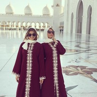 Paris Hilton juga pakai hijab ketika mengunjungi Abu Dhabi di 2016. Seperti artis-artis lain, ia berpose di Masjid Grand Sheikh Zayed. Kala itu, ia mengenakan terusan lengan panjang yang longgar bernuansa merah marun.Foto: Instagram