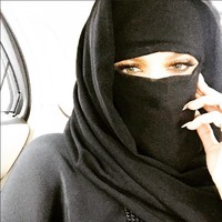 Khloe Kardashian mencoba berhijab saat liburan ke Abu Dhabi pada 2015 lalu. Seperti Kim, ia mengenakan busana serba hitam dan jilbab bercadar. Khloe pun memamerkan riasan mata cantiknya.Foto: Instagram