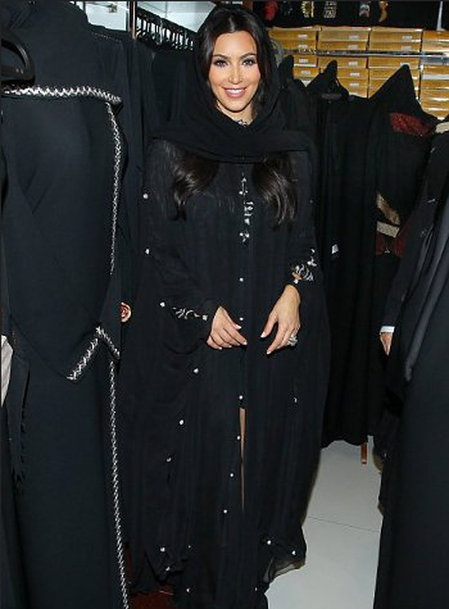 Kim Kardashian yang biasa pakai baju berisiko pun pernah coba pakai hijab. Ia bahkan mencoba mengenakan burqa. Ketika berada di Dubai pada 2011, Kim mencoba busana serba hitam dan kerudungan. Pacar Pete Davidson itu pun mengunggah fotonya berjilbab di Twitter dengan caption Thats me!.Foto: Instagram