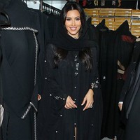 Kim Kardashian yang biasa pakai baju berisiko pun pernah coba pakai hijab. Ia bahkan mencoba mengenakan burqa. Ketika berada di Dubai pada 2011, Kim mencoba busana serba hitam dan kerudungan. Pacar Pete Davidson itu pun mengunggah fotonya berjilbab di Twitter dengan caption Thats me!.Foto: Instagram