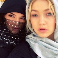 Gigi Hadid dan Kendall Jenner pernah memamerkan gaya mereka memakai kerudung. Ketika itu, mereka sedang liburan ke Abu Dhabi bersama teman-teman model yang lain di 2014. Penampilan tertutup keduanya membuat para netizen terpesona.Foto: Instagram