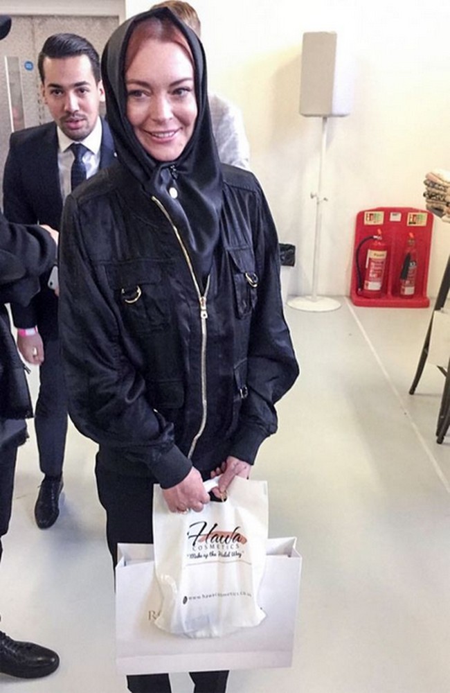 Lindsay Lohan pernah terlihat memeluk Al Quran dan menambahkan tulisan Alaikum Salam di Instagram pada 2017. Ketika itu, ia juga mengenakan kerudung yang rapi membungkus rambutnya. Foto: Instagram