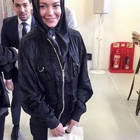 Lindsay Lohan pernah terlihat memeluk Al Quran dan menambahkan tulisan Alaikum Salam di Instagram pada 2017. Ketika itu, ia juga mengenakan kerudung yang rapi membungkus rambutnya. Foto: Instagram