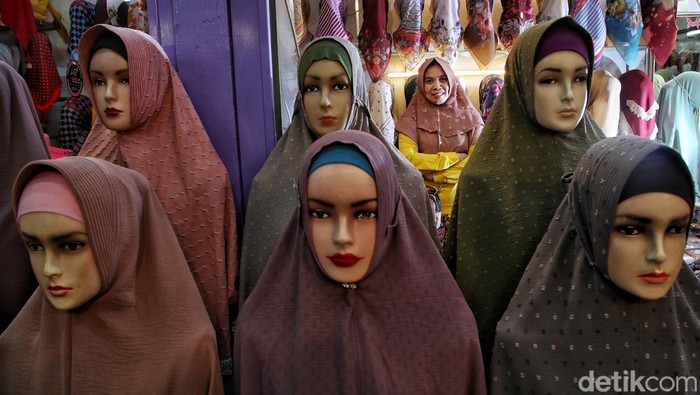 Beragam baju muslim, jilbab, hingga pakaian anak dijajakan pedagang di Pasar Koja Baru. Mereka semangat mengumpulkan rezeki di bulan Ramadan yang penuh berkah.