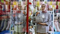 Ika menunjukan salah satu tas yang ia jual di Pasar Koja Baru.  Sementara itu, untuk sepatu dan tas, penjualannya masih stabil. Begitu juga dengan tanaman hias dan makanan kue kering.