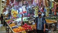 Potret pedagang buah, Udin, di depan lapaknya. Selain pakaian, ada pula pedagang yang menjual berbagai buah-buahan di Pasar Koja Baru, Jakarta Utara.