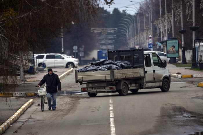 Sepeda di perang ukraina A boy rides a bicycle past a part of a missile leaning against a pole in Chernihiv, Ukraine, Thursday, April 7, 2022. (AP Photo/Evgeniy Maloletka)