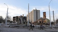 Deretan bangunan yang hancur usai baku tembak di Chernihiv, Ukraine, Kamis (7/4/2022). (AP Photo/Evgeniy Maloletka)