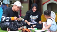 Saat santai di rumah pun pasangan Septi dan Putra Siregar banyak menghabiskan waktu dengan keluarga. Meski hanya di rumah, tapi kalau suasananya seperti ini serasa sedang piknik. Foto: Instagram @septiasiregar17