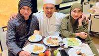 Foto ini diambil baru-baru ini saat Septi dan Putra Siregar menjalankan ibadah umroh. Mereka juga berpose dengan penyanyi Anji saat makan bersama  Foto: Instagram @septiasiregar17