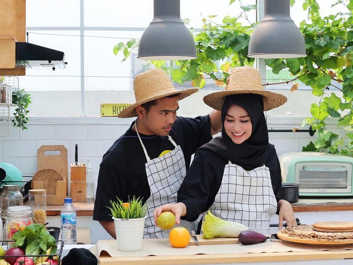 Septia, Istri Putra Siregar Saat di Dapur