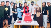 Ketika Putra Siregar ulang tahun, Septi memberi kejutan sebuah cake besar berbentuk seragam sepakbola. Hadir juga Aurel dan Atta Halilintar untuk mengucapkan selamat ulang tahun. Foto: Instagram @septiasiregar17