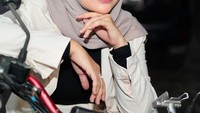 Septia Yetri Opani atau akrab disapa Septia Siregar punya banyak aksi seru yang dipamerkan saat mengolah masakan. Selain punya hobi masak, Septia juga senang makan bersama keluarga dan teman-temannya.  Foto: Instagram @septiasiregar17