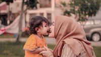 Bersama putri kecilnya, Septi juga punya banyak momen seru. Seperti saat makan biskuit bersama ini. Tampaknya ibu dan anak ini punya banyak waktu ngemil bersama. Foto: Instagram @septiasiregar17