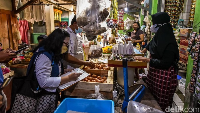 Sidak bahan pangan di salah satu pasar tradisional di Surabaya selama Ramadan hingga menjelang Idulfitri.