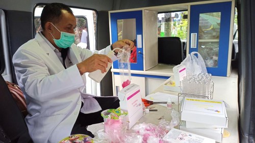 Petugas BPOM Denpasar sedang menguji sampel makanan dan minuman yang diperoleh dari Pasar Ramadan Banjar Tunggal Sari, Desa Dauh Peken, Kecamatan Tabanan pada Rabu (13/4/22).