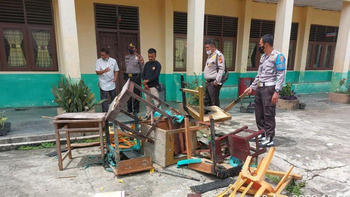 Meja dan sejumlah fasilitas sekolah yang dibakar AW.