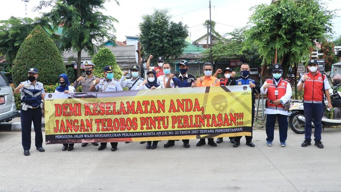 Sosialisasi larangan ngabuburit di perlintasan kereta api.