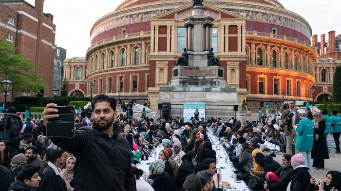 PA via Reuters
People gather at the UK's largest open Iftar organised by the Ramadan Tent Project, on the steps of the Royal Albert Hall, London, which brings together people from all communities to share an Iftar (evening meal) to break fast during the Islamic holy month of Ramadan. Picture date: Wednesday April 13, 2022.No Use UK. No Use Ireland. No Use Belgium. No Use France. No Use Germany. No Use Japan. No Use China. No Use Norway. No Use Sweden. No Use Denmark. No Use Holland. No Use Australia.