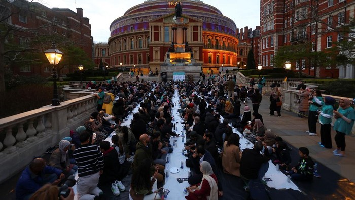 PA via Reuters
People gather at the UK's largest open Iftar organised by the Ramadan Tent Project, on the steps of the Royal Albert Hall, London, which brings together people from all communities to share an Iftar (evening meal) to break fast during the Islamic holy month of Ramadan. Picture date: Wednesday April 13, 2022.No Use UK. No Use Ireland. No Use Belgium. No Use France. No Use Germany. No Use Japan. No Use China. No Use Norway. No Use Sweden. No Use Denmark. No Use Holland. No Use Australia.