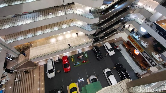 Suasana di Tunjungan Plaza Surabaya pasca terbakarnya TP 5