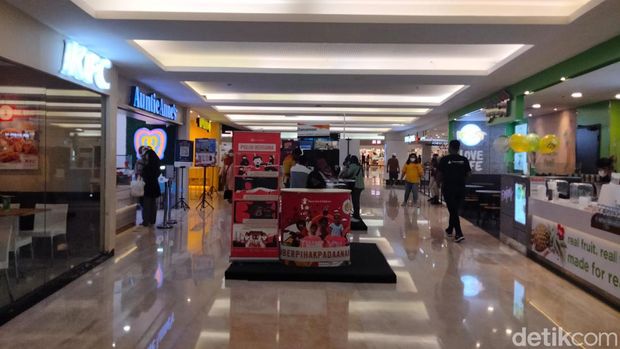 Suasana di Tunjungan Plaza Surabaya pasca terbakarnya TP 5