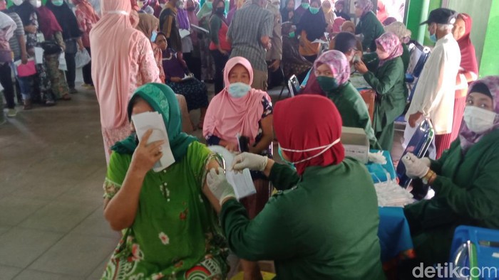 Suasana pencairan BLT minyak goreng di Desa Sidowayah, Kecamatan Polanharjo, Klaten, Kamis (14/4/2022).