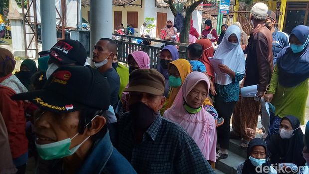 Suasana pencairan BLT minyak goreng di Desa Sidowayah, Kecamatan Polanharjo, Klaten, Kamis (14/4/2022).