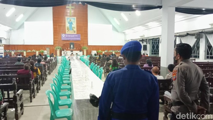 Suasana persiapan misa Jumat Agung di Gereja Masehi Injili Minahasa (GMIM) Jemaat Paulus Kota Manado (detikcom/Trisno Mais)