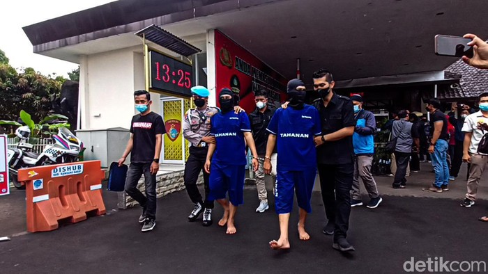 Tampang kakak beradik asal Lembang yang tanam ganja di rumah