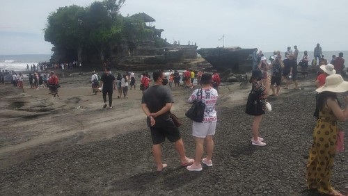 Kunjungan wisatawan di Pura Tanah Lot