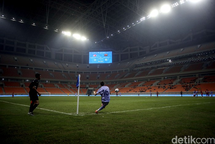 Turnamen International Youth Championship (IYC) digelar di JIS, Rabu (13/4). Di salah satu laga, skuad Indonesia All Star U-20 bertanding lawan Barcelona U-18.