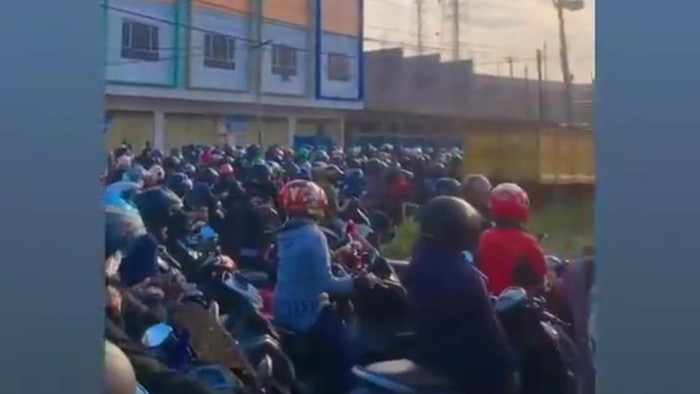 Tangkapan layar video viral kemacetan di Jl Inspensi Kalimalang, Bekasi