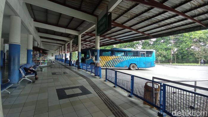 Terminal bus Kota Tasikmalaya nampak sepi dari aktivitas penumpang.
