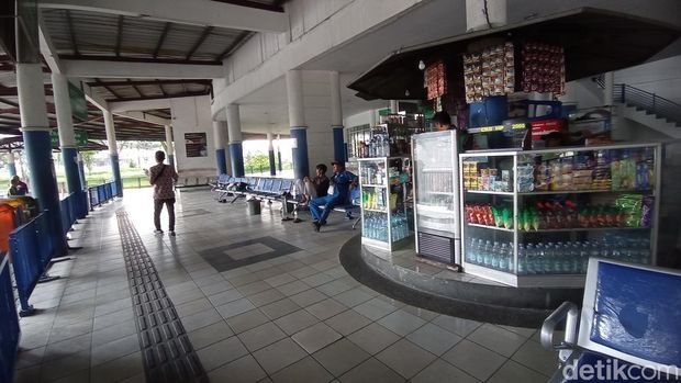 Terminal bus Kota Tasikmalaya nampak sepi dari aktivitas penumpang.