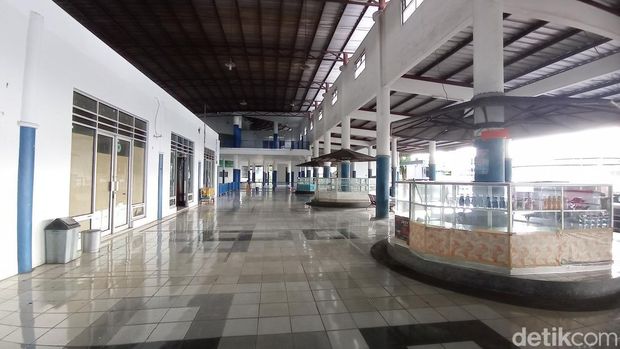 Terminal bus Kota Tasikmalaya nampak sepi dari aktivitas penumpang.
