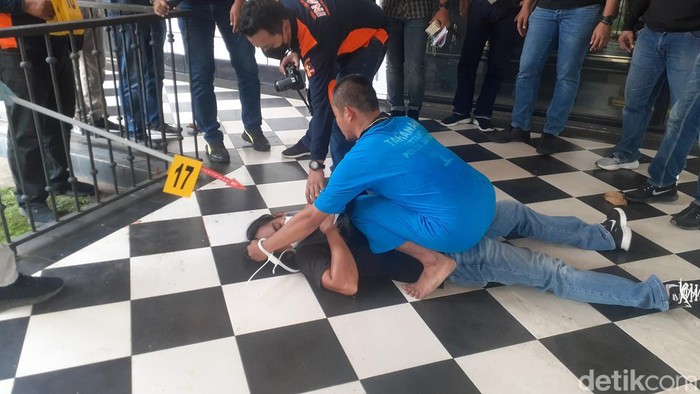 Tersangka pencurian dan pembunuhan sekuriti di eks studio foto Semarang menjalani rekonstruksi, Kamis (14/4/2022).