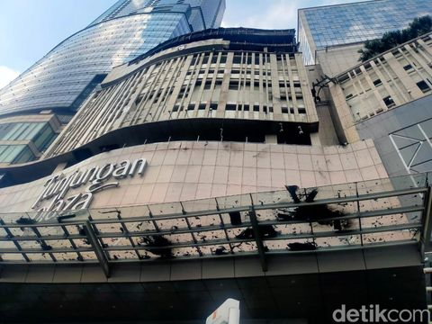 Kebakaran terjadi di Tunjungan Plaza (TP) 5 Surabaya pada Rabu (13/4) sekitar pukul 17.30 WIB. Begini kondisi Kamis (14/4) pagi.