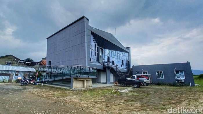Masjid Salman Rasidi mencuri perhatian karena bentuk bangunan yang unik. Diketahui, masjid itu berbentuk leuit atau lumbung padi. Seperti ini penampakannya.