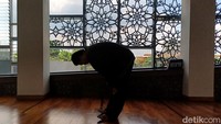 Pihaknya juga menjelaskan bangunan Masjid Salman Rasidi disesuaikan dengan luas bangunan Kabah. Namun, kata dia, tetap dalam luas ukuran memiliki perbedaan. Kalau masjid ini sebenarnya disesuaikan dengan luasan bangunan Kabah, tapi perbandingannya 1 banding 1,7 lah. Jadi kalau Kabah yang di Mekkah itukan kita tau bersama ukuran luas bangunannya sekitar 11 x 12 meter, maka masjid Salman Rasidi ini berukuran 19 x 22 meter, jelas Ihsan.